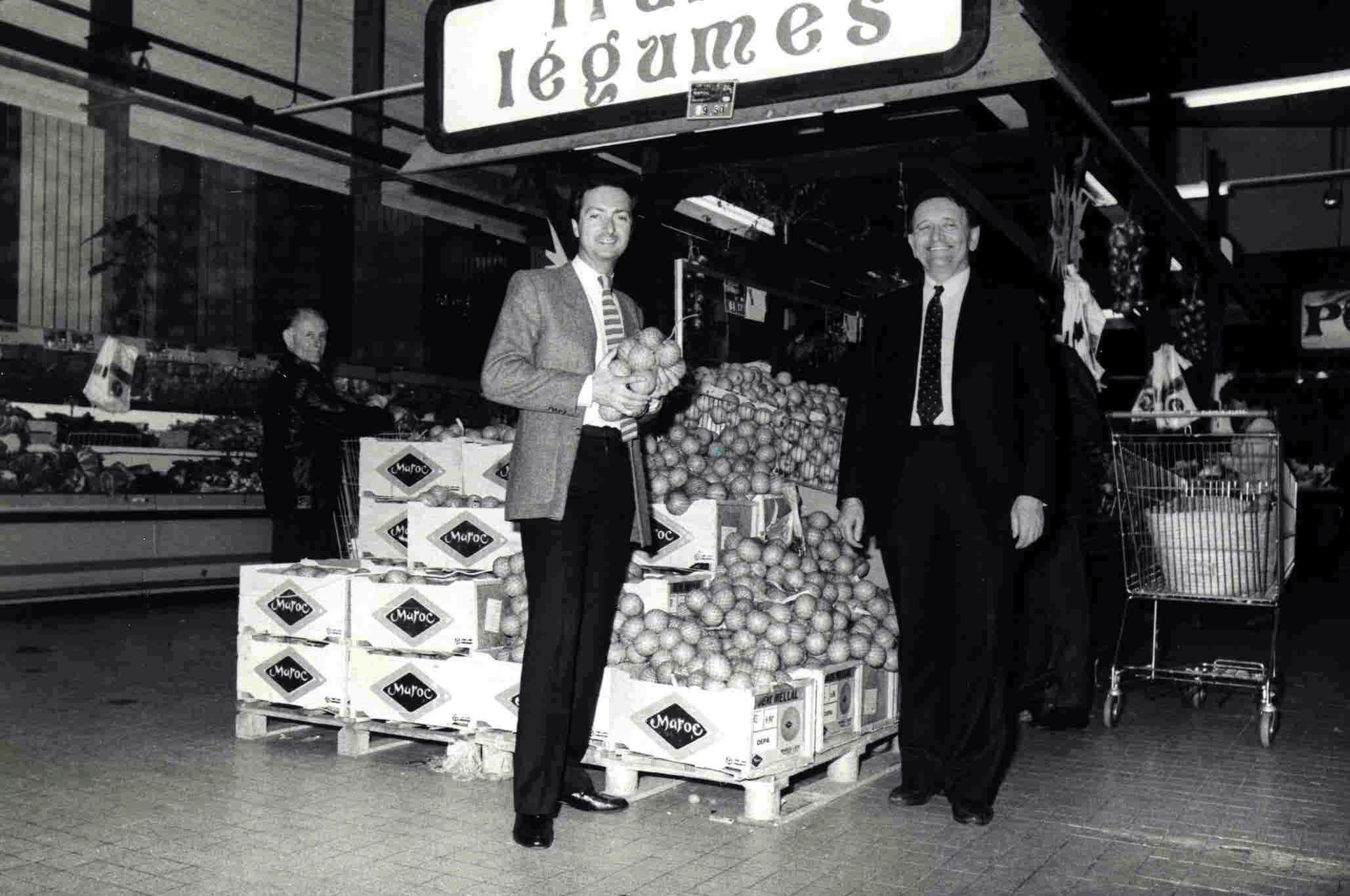 Edouard et Michel-Edouard Leclerc devant le rayon 'fruits et légumes' de l'hypermarché de Gouesnou, 2 (1984)