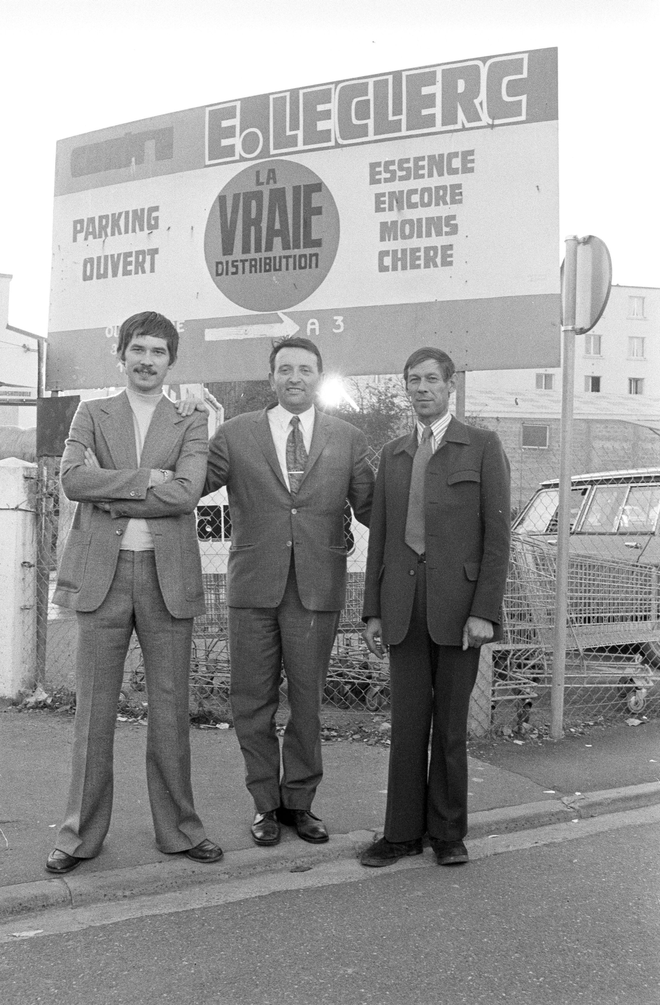 Edouard Leclerc, avec messieurs Gès père et fils, adhérents de Guingamp (1973)- Histoire E-Leclerc