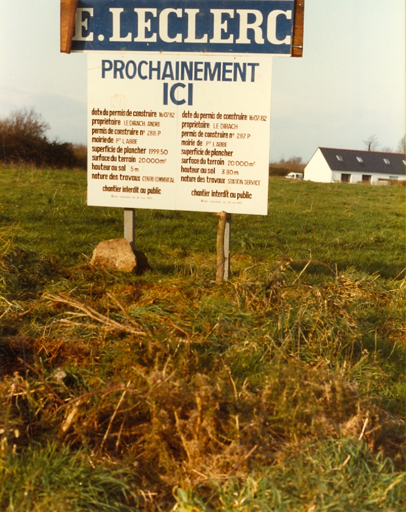 Photographie d'un panneau annonçant le futur centre de Pont-L'Abbé (1983)